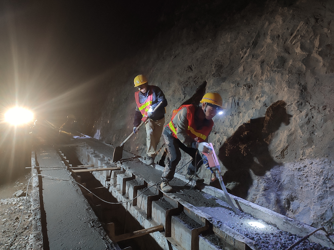 富川至鐘山公路項目夜間搶工（修圖）.png